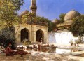Figures dans la cour d’une mosquée indienne